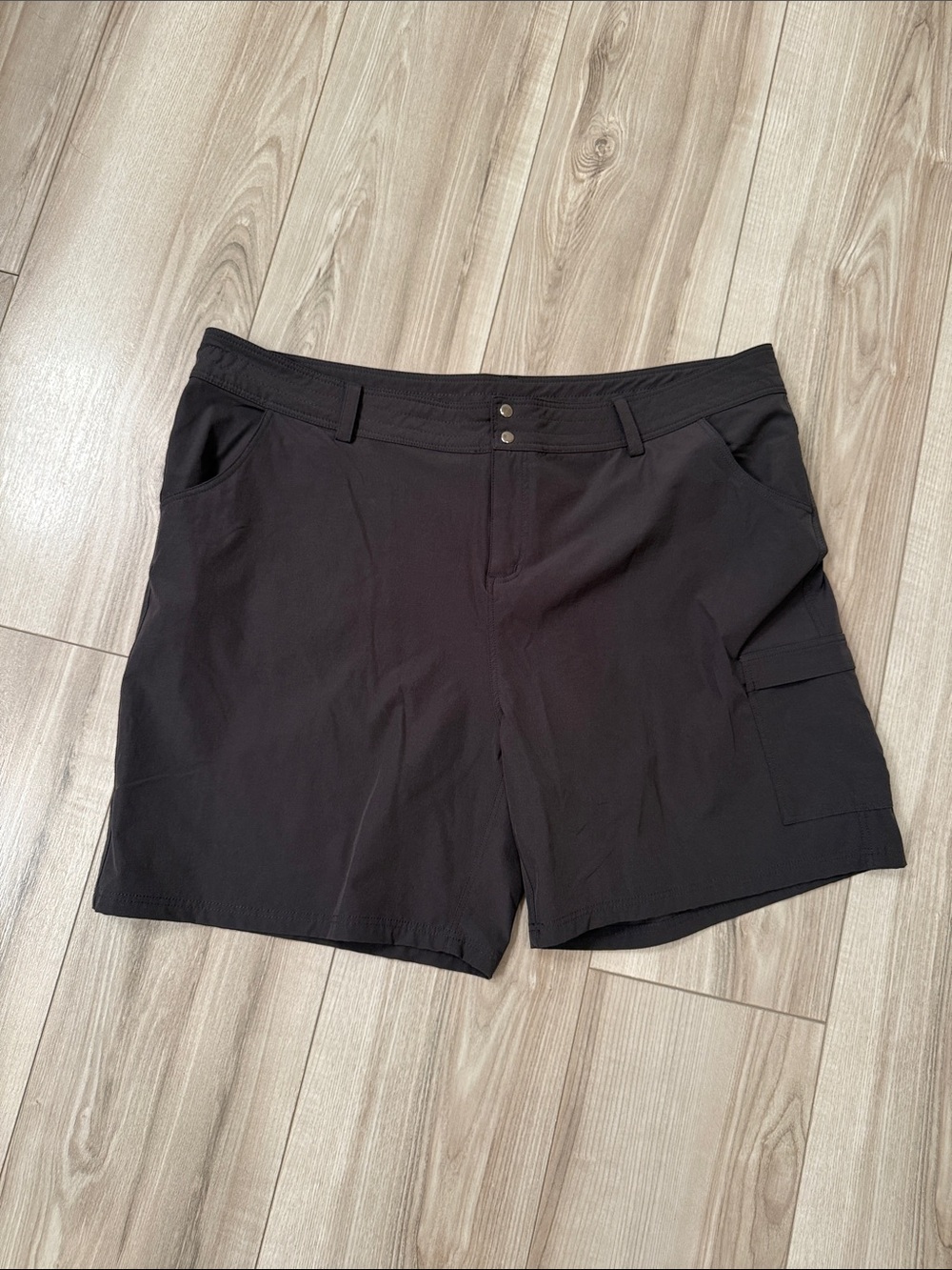 Women's Charcoal Gray Cargo Shorts with 1 Side Pocket - size 18